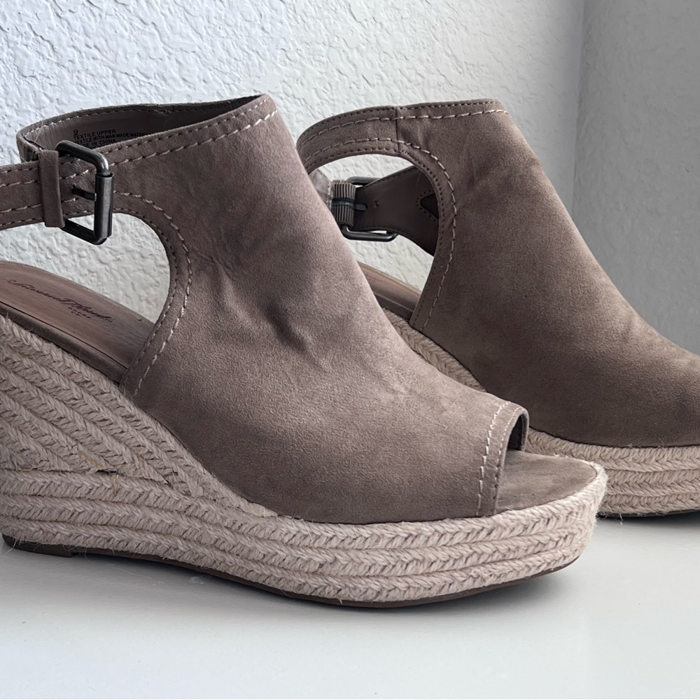 Universal Thread Women's Suede Tan Wedge Sandals size 9 in good condition